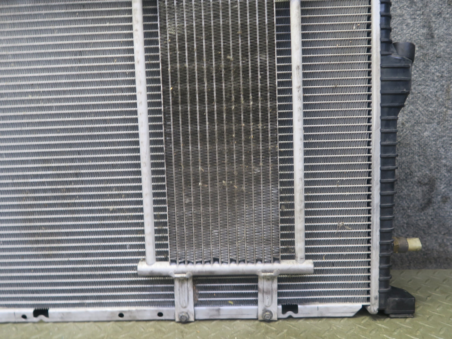 97-98 BMW E36 Z3 2.8L Engine Cooling Radiator w A/T Transmission Oil Cooler OEM
