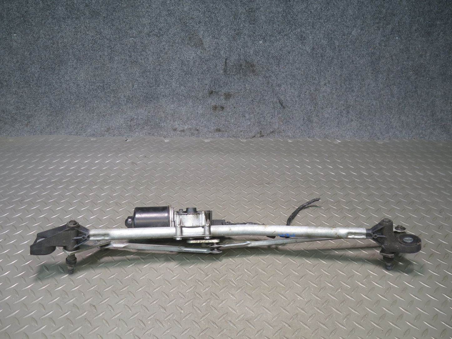 03-08 BMW E85 Z4 Front Windshield Wiper Transmission Linkage w Motor OEM