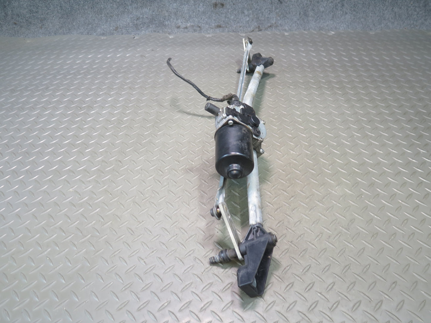 03-08 BMW E85 Z4 Front Windshield Wiper Transmission Linkage w Motor OEM