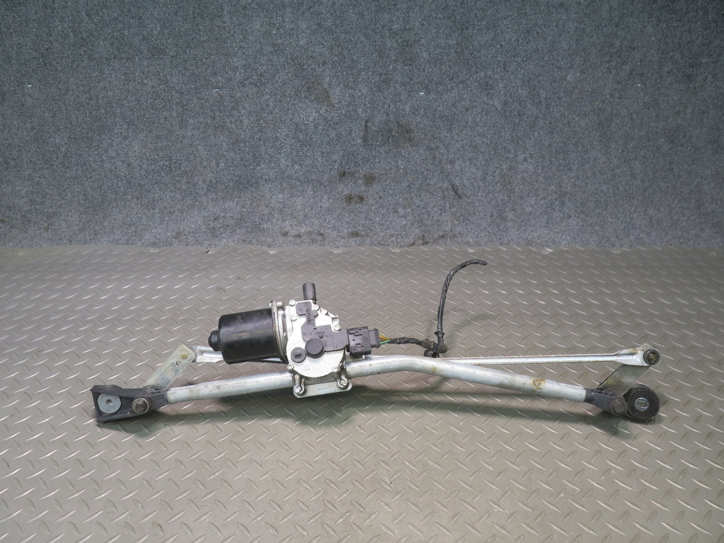 03-08 BMW E85 Z4 Front Windshield Wiper Transmission Linkage w Motor OEM