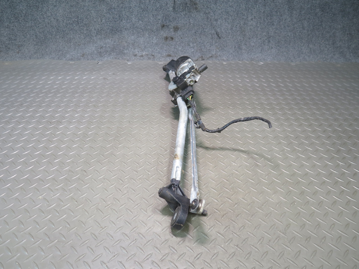 03-08 BMW E85 Z4 Front Windshield Wiper Transmission Linkage w Motor OEM
