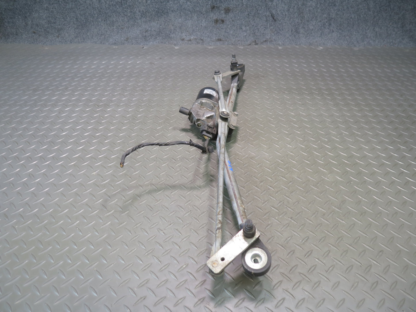 03-08 BMW E85 Z4 Front Windshield Wiper Transmission Linkage w Motor OEM