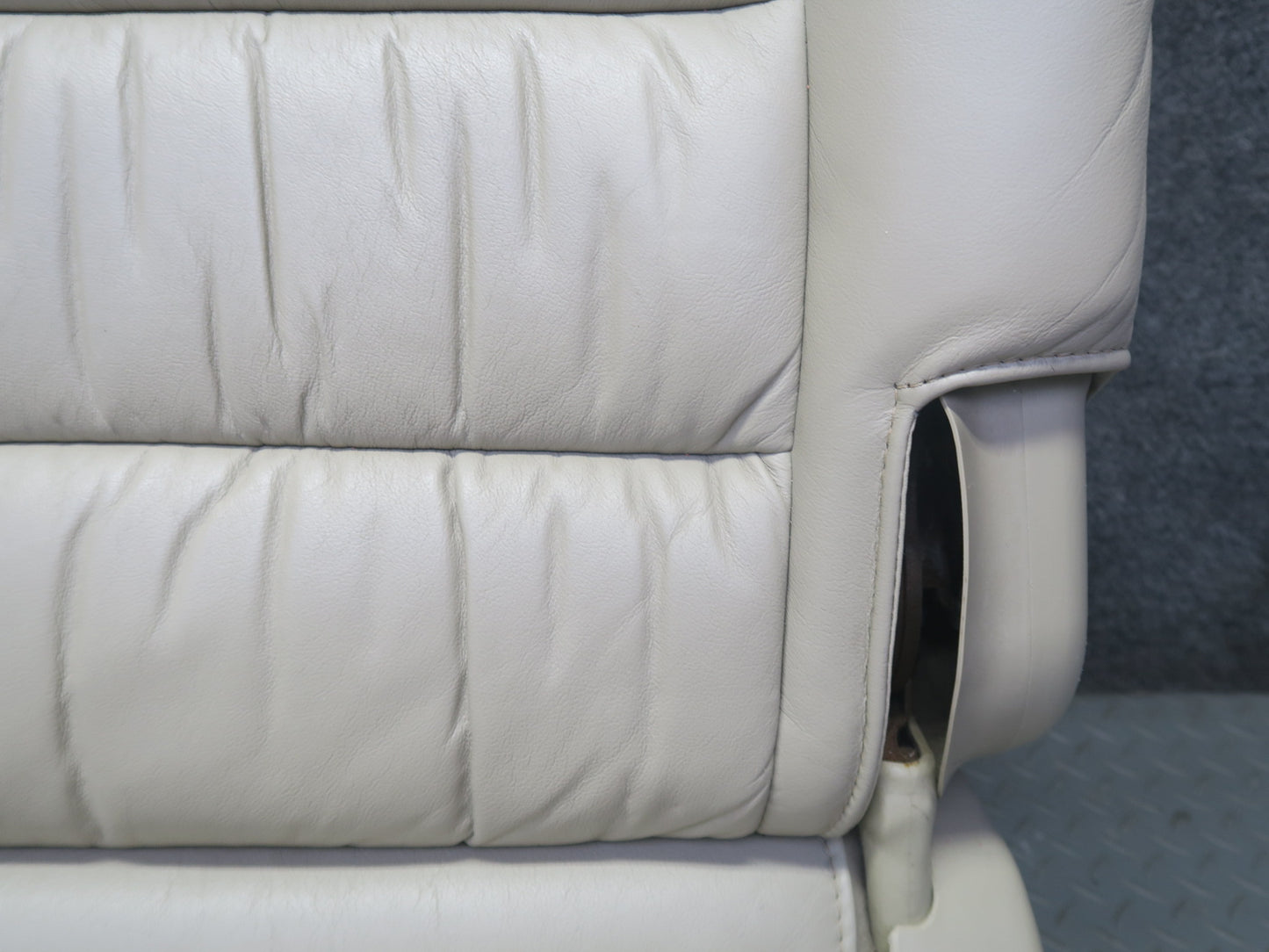 2006-2007 Lexus UZJ100L LX470 Rear Right Second 2ND ROW Leather Seat