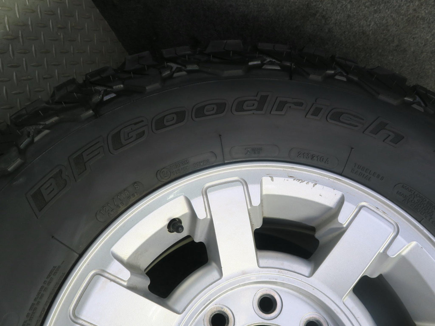 2008-2009 Hummer H2 Spare Tire R17" Wheel 17x8.5J LT315/70