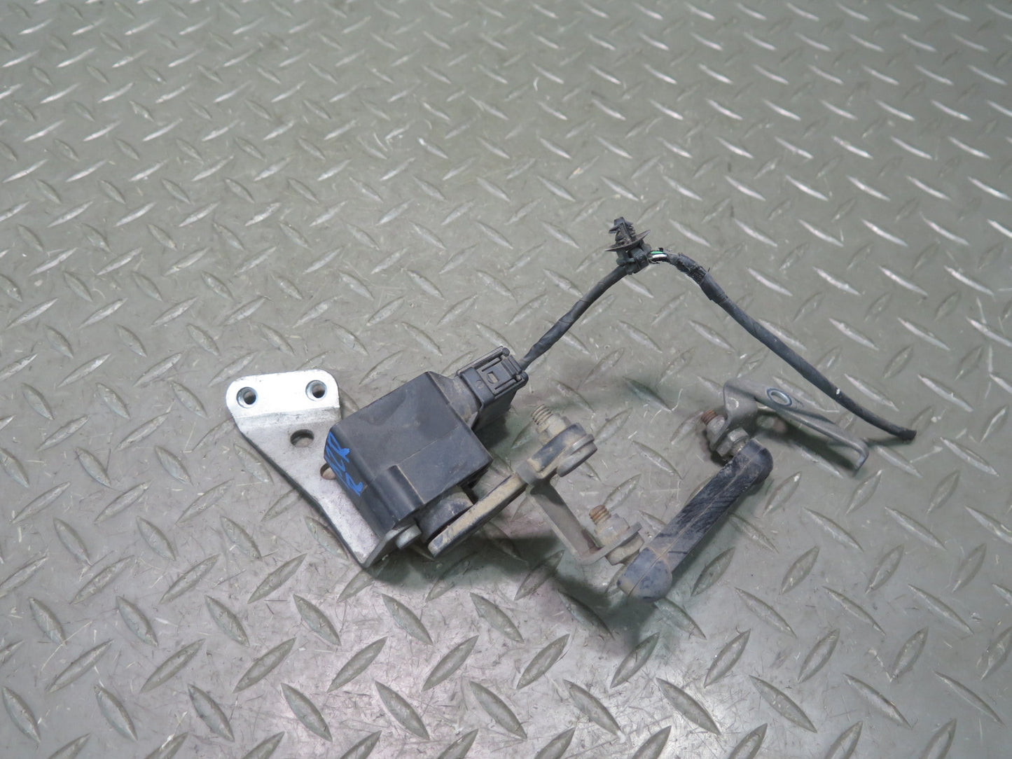 03-08 BMW E85 Z4 Rear Right Suspension Height Level Sensor 1093698 OEM