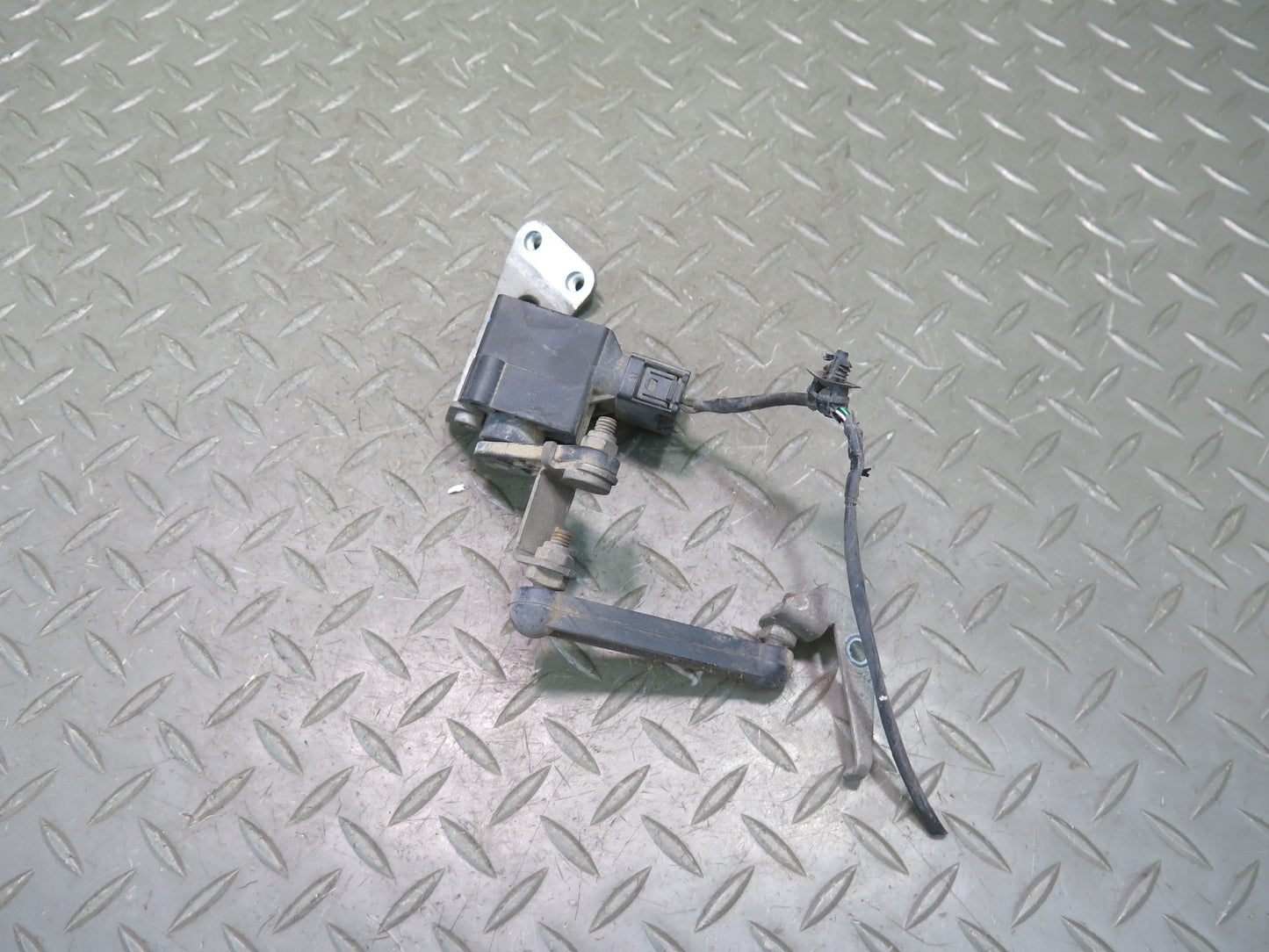 03-08 BMW E85 Z4 Rear Right Suspension Height Level Sensor 1093698 OEM