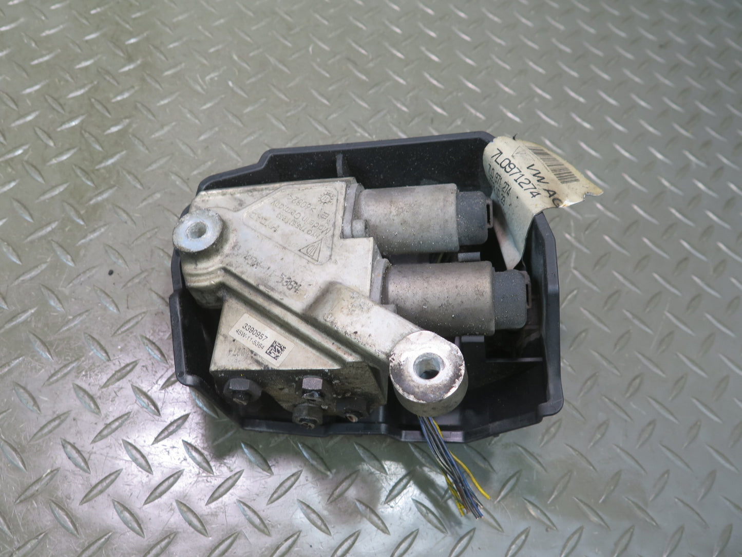 2011-2018 Porsche Cayenne 958 Rear Suspension Self Leveling Valve Block