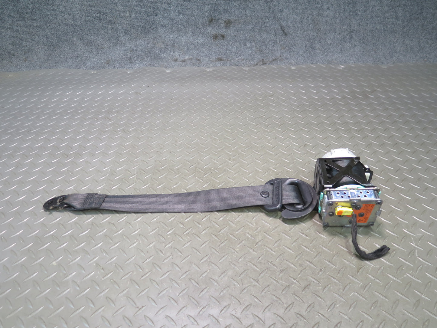 11-18 PORSCHE CAYENNE REAR LEFT SEATBELT RETRACTOR OEM