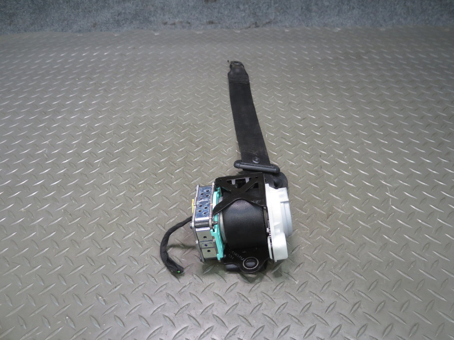 11-18 PORSCHE CAYENNE REAR LEFT SEATBELT RETRACTOR OEM
