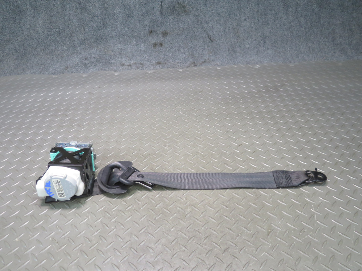 11-18 PORSCHE CAYENNE REAR LEFT SEATBELT RETRACTOR OEM