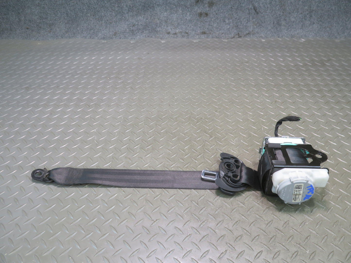 11-18 PORSCHE CAYENNE REAR LEFT SEATBELT RETRACTOR OEM