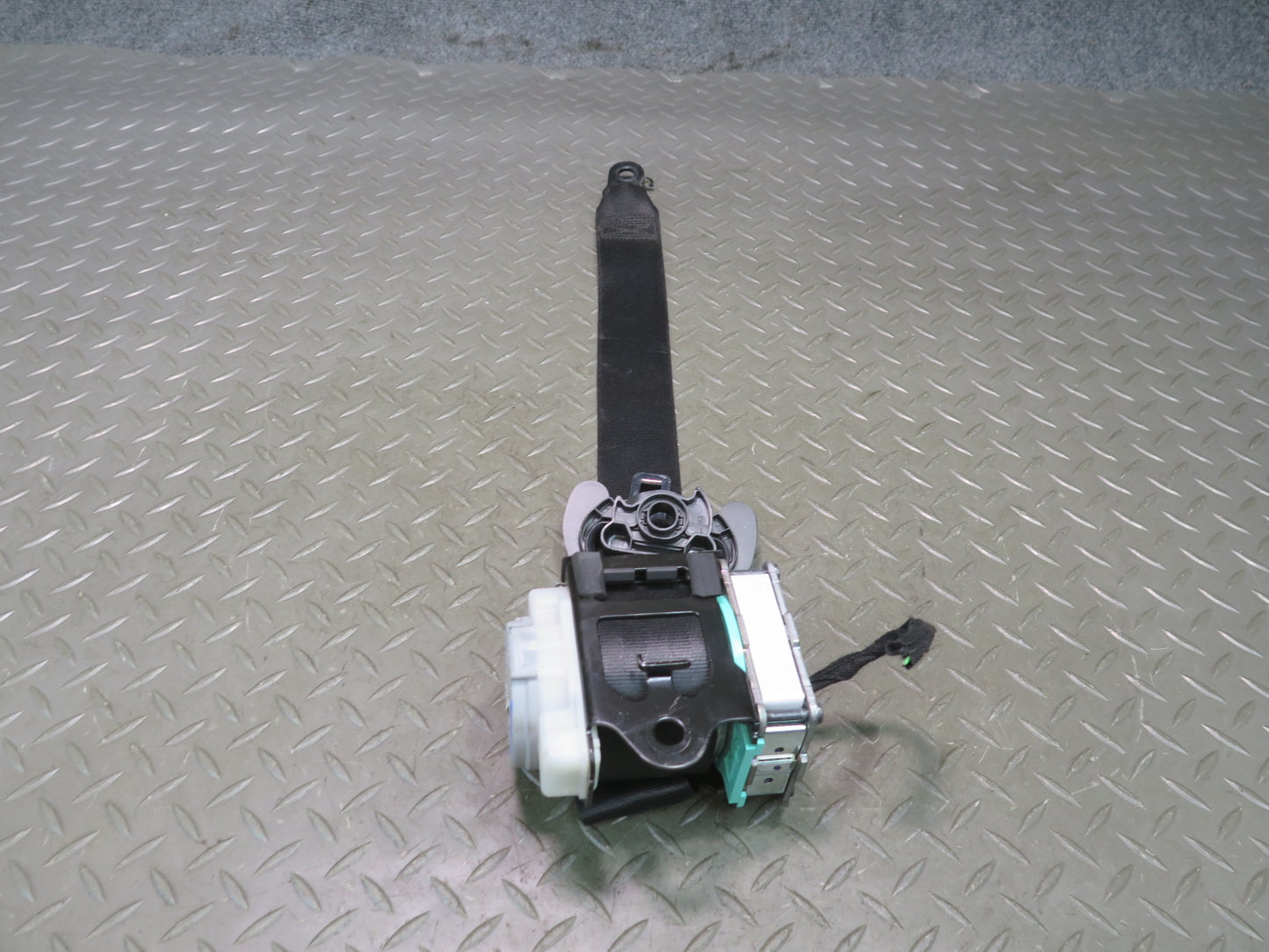 11-18 PORSCHE CAYENNE REAR LEFT SEATBELT RETRACTOR OEM