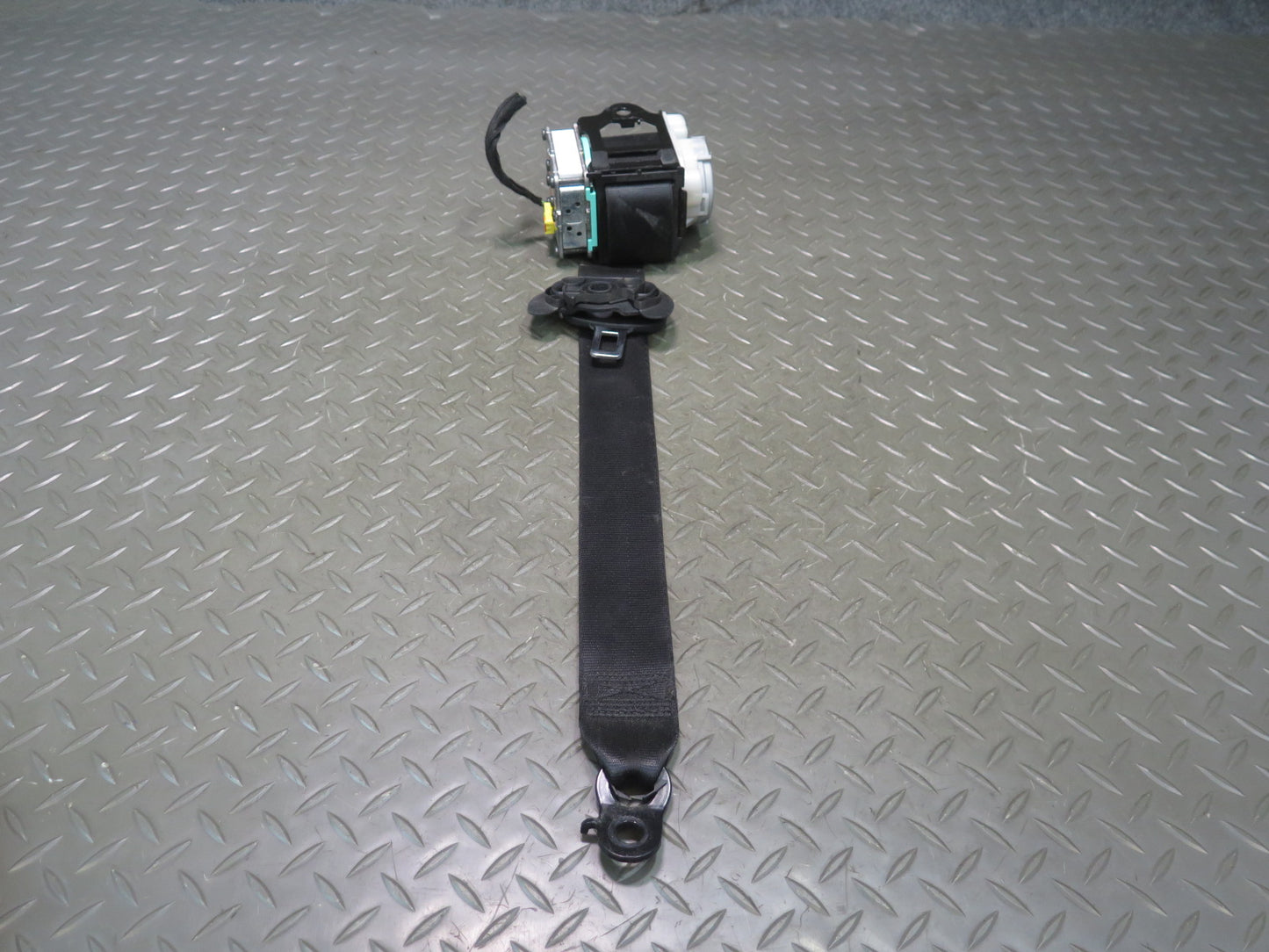 11-18 PORSCHE CAYENNE REAR LEFT SEATBELT RETRACTOR OEM