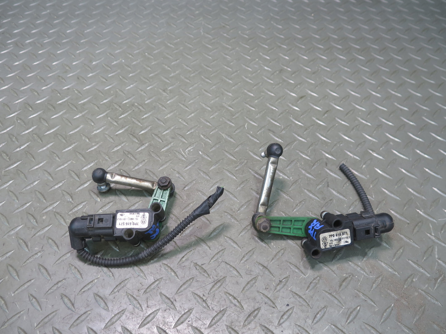 2011-2018 Porsche Cayenne 958 Rear Headlight Suspension Height Level Sensor Set