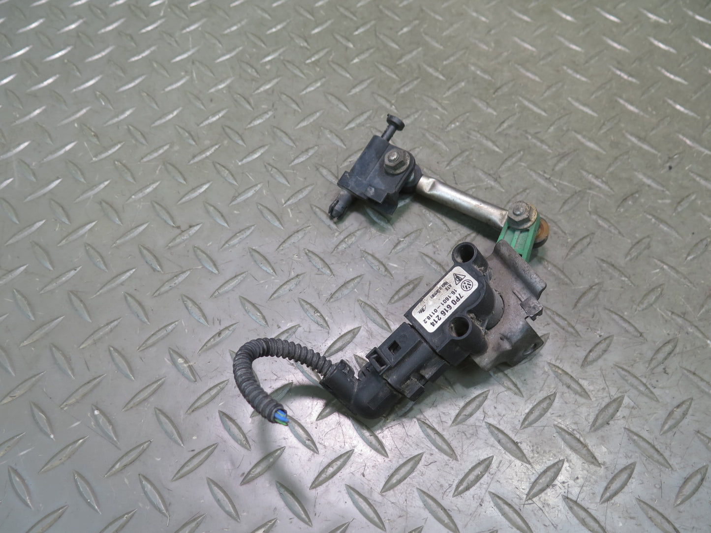 2011-2018 Porsche Cayenne 958 Front Headlight Suspension Height Level Sensor Set