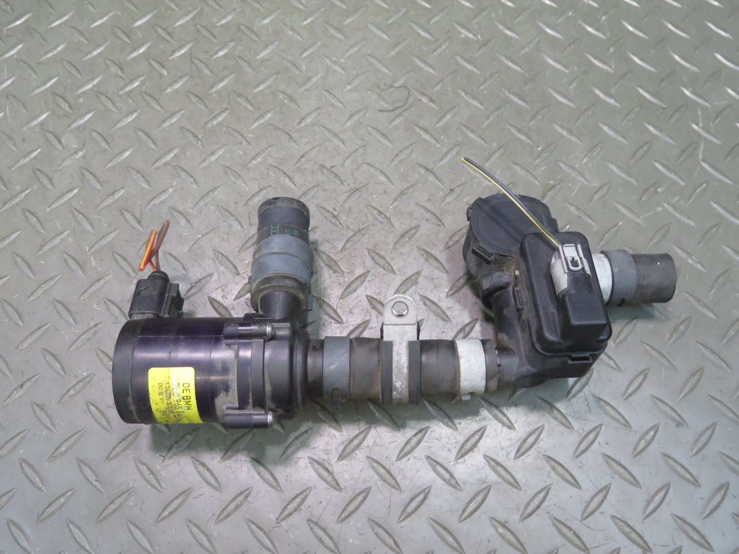 2011-2014 Porsche Cayenne 958 4.8L Engine Motor Auxiliary AUX Water Pump Valve