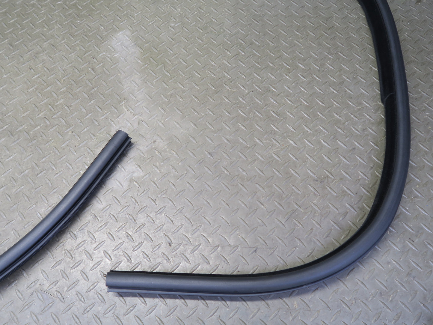 14-17 Range Rover Sport L494 Front Right Door Weatherstrip Rubber Seal Gasket