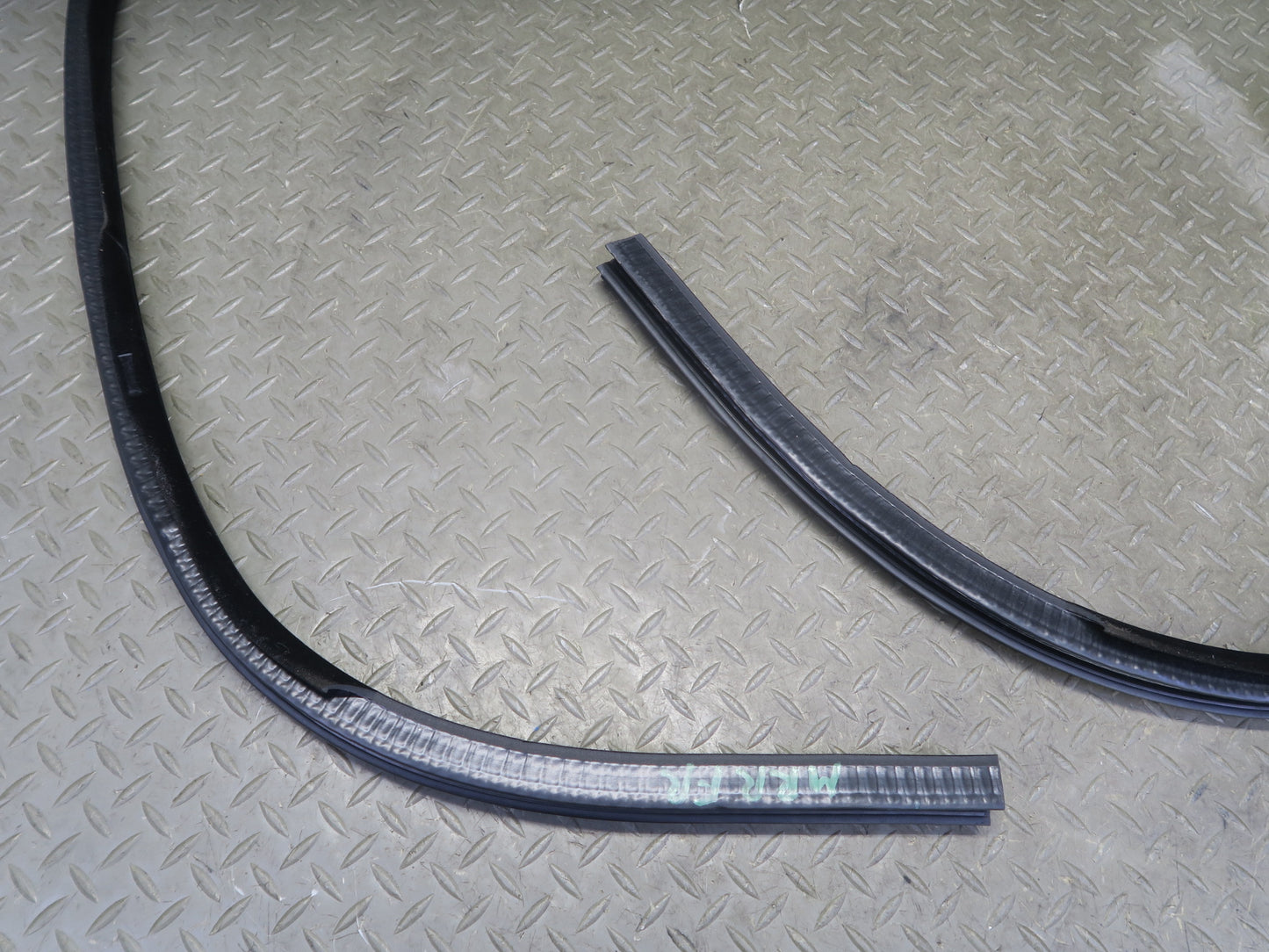 14-17 Range Rover Sport L494 Front Right Door Weatherstrip Rubber Seal Gasket