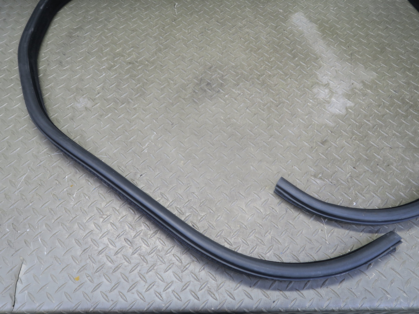 14-17 Range Rover Sport L494 Rear Right Door Weatherstrip Rubber Seal Gasket