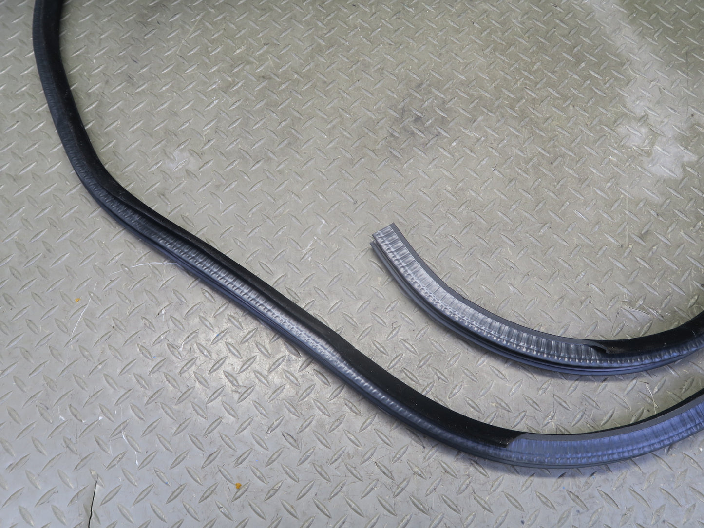 14-17 Range Rover Sport L494 Rear Left Door Weatherstrip Rubber Seal Gasket