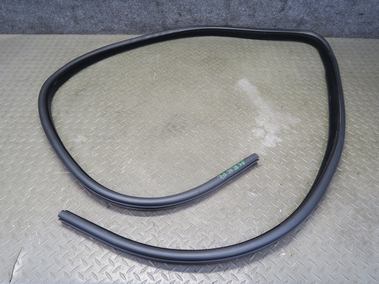 14-17 Range Rover Sport L494 Front Left Door Weatherstrip Rubber Seal Gasket