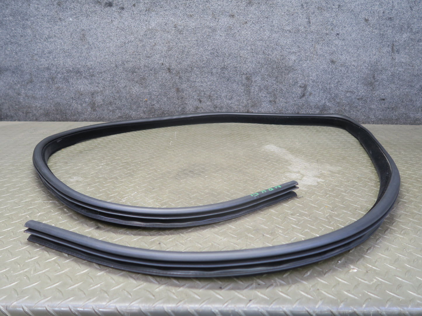14-17 Range Rover Sport L494 Front Left Door Weatherstrip Rubber Seal Gasket