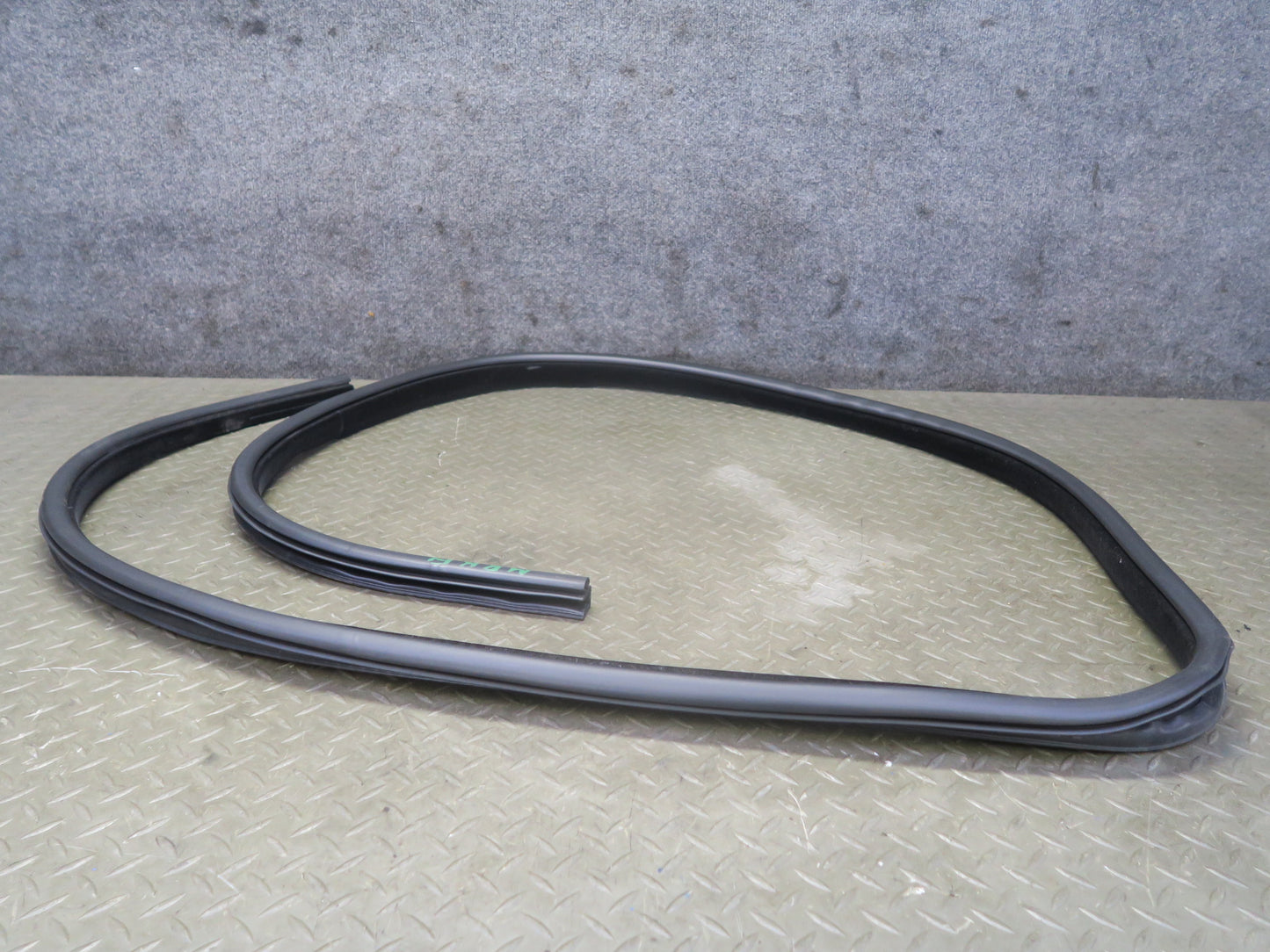 14-17 Range Rover Sport L494 Front Left Door Weatherstrip Rubber Seal Gasket