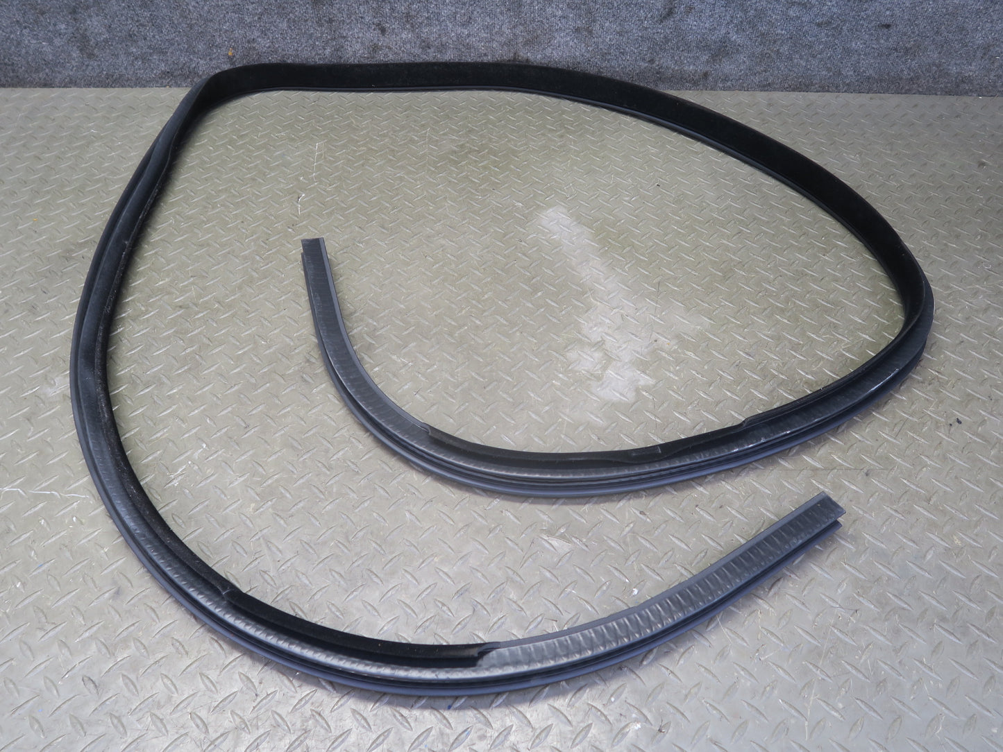14-17 Range Rover Sport L494 Front Left Door Weatherstrip Rubber Seal Gasket