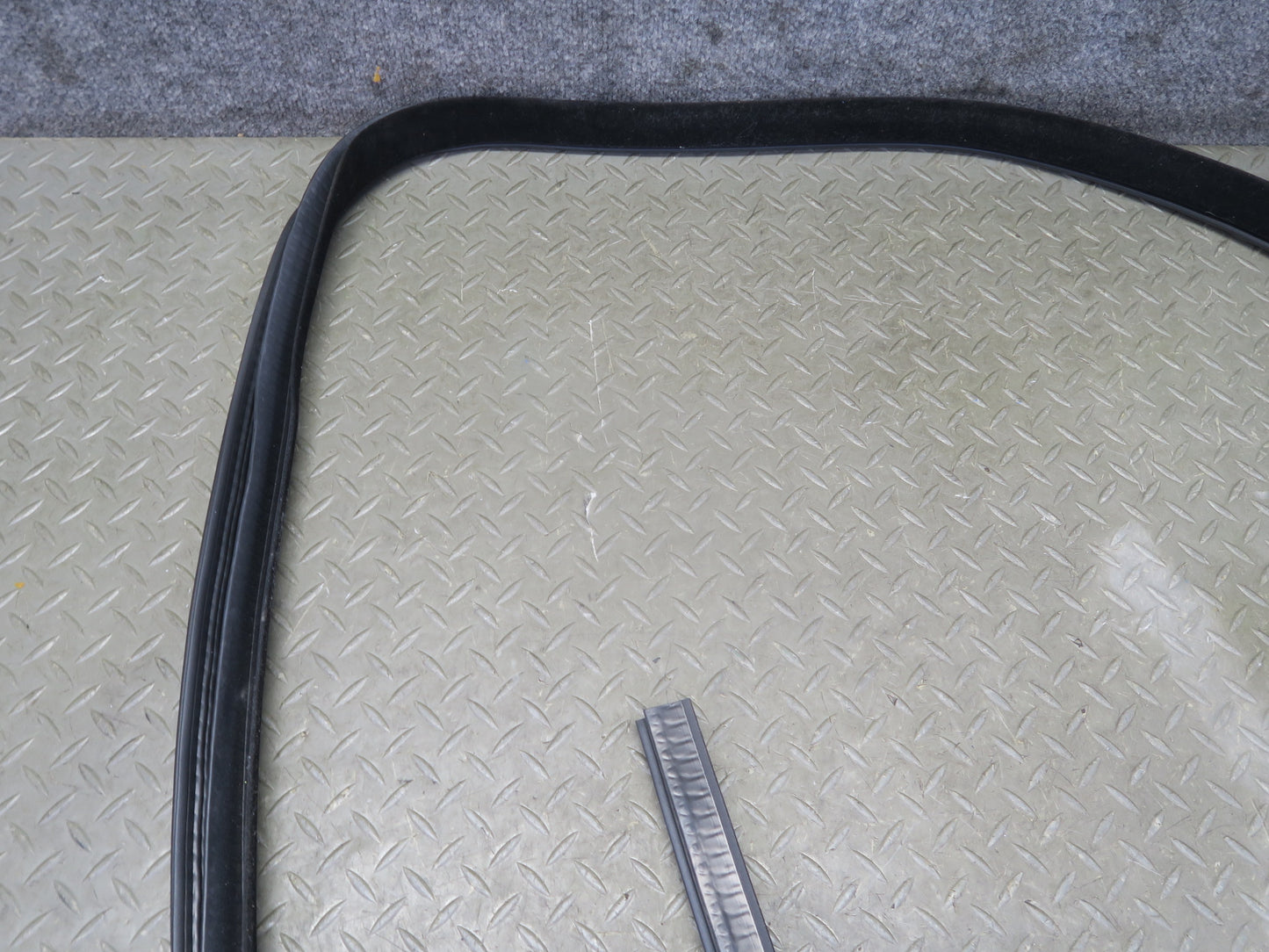 14-17 Range Rover Sport L494 Front Left Door Weatherstrip Rubber Seal Gasket