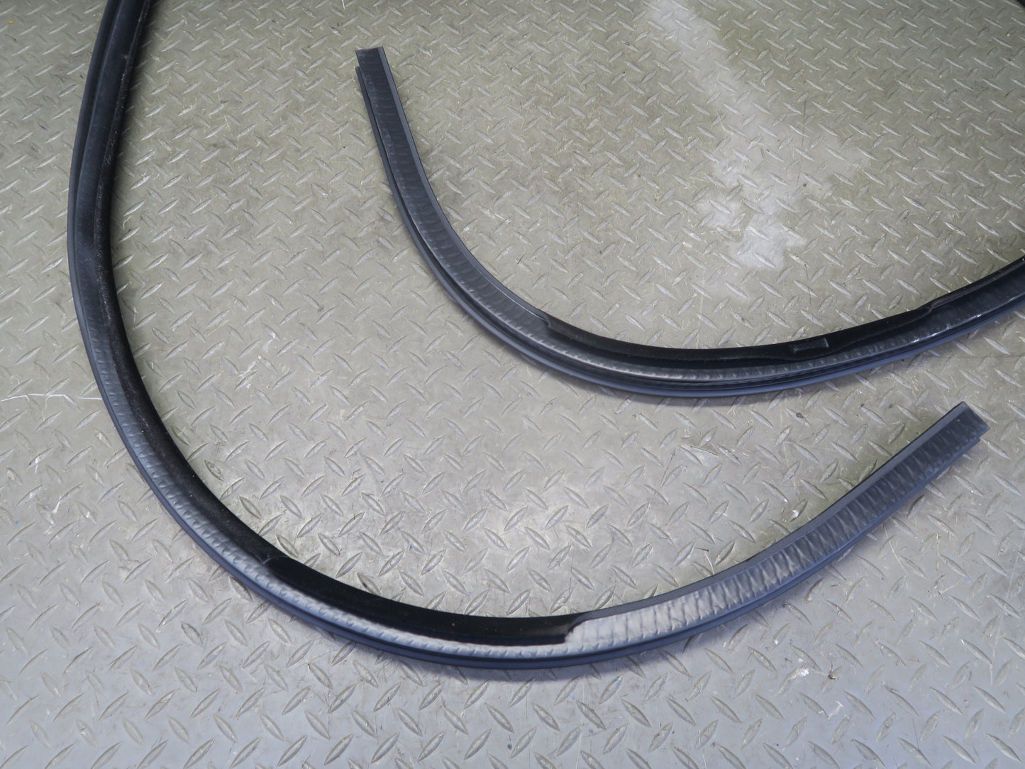 14-17 Range Rover Sport L494 Front Left Door Weatherstrip Rubber Seal Gasket