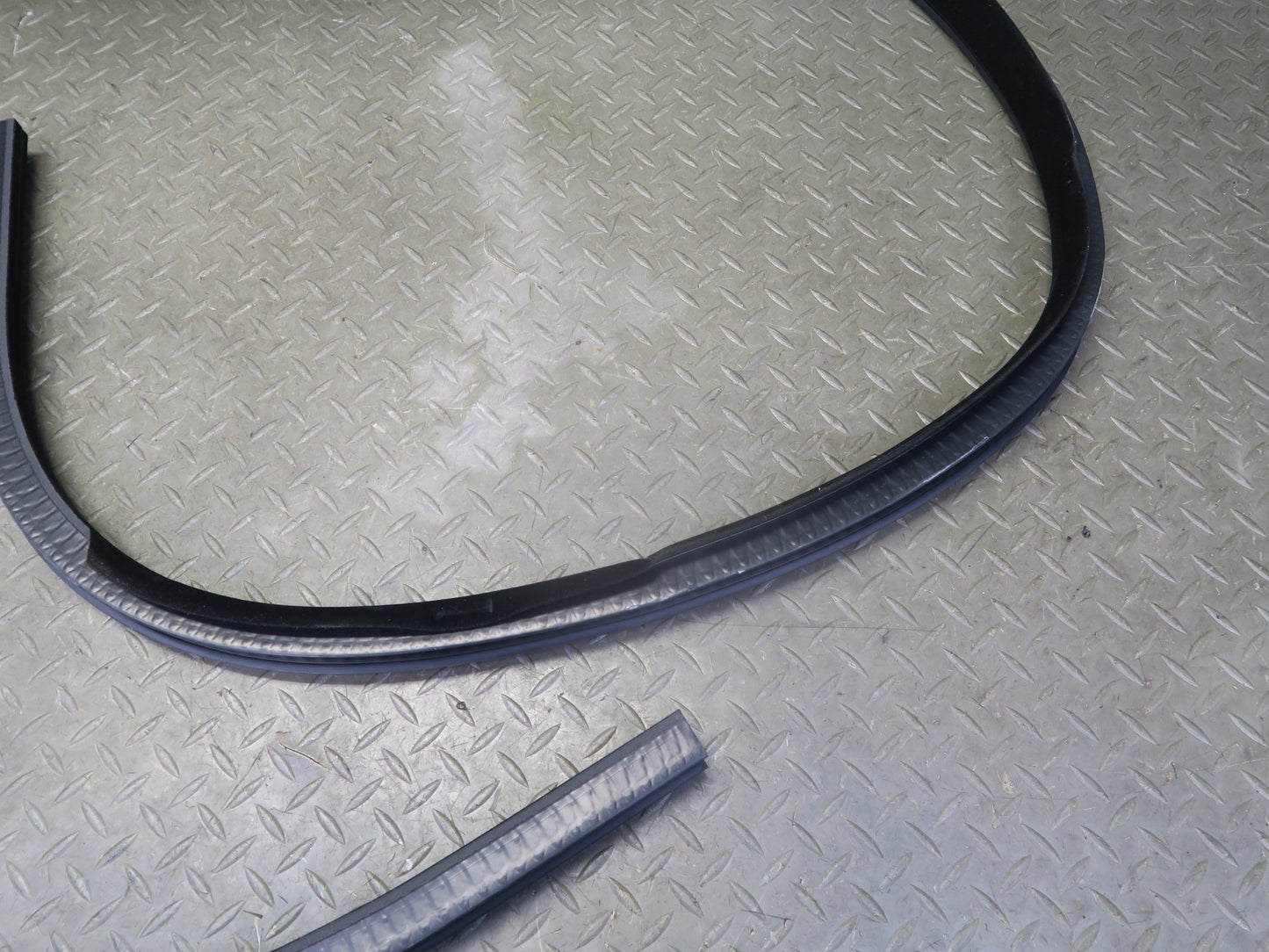 14-17 Range Rover Sport L494 Front Left Door Weatherstrip Rubber Seal Gasket