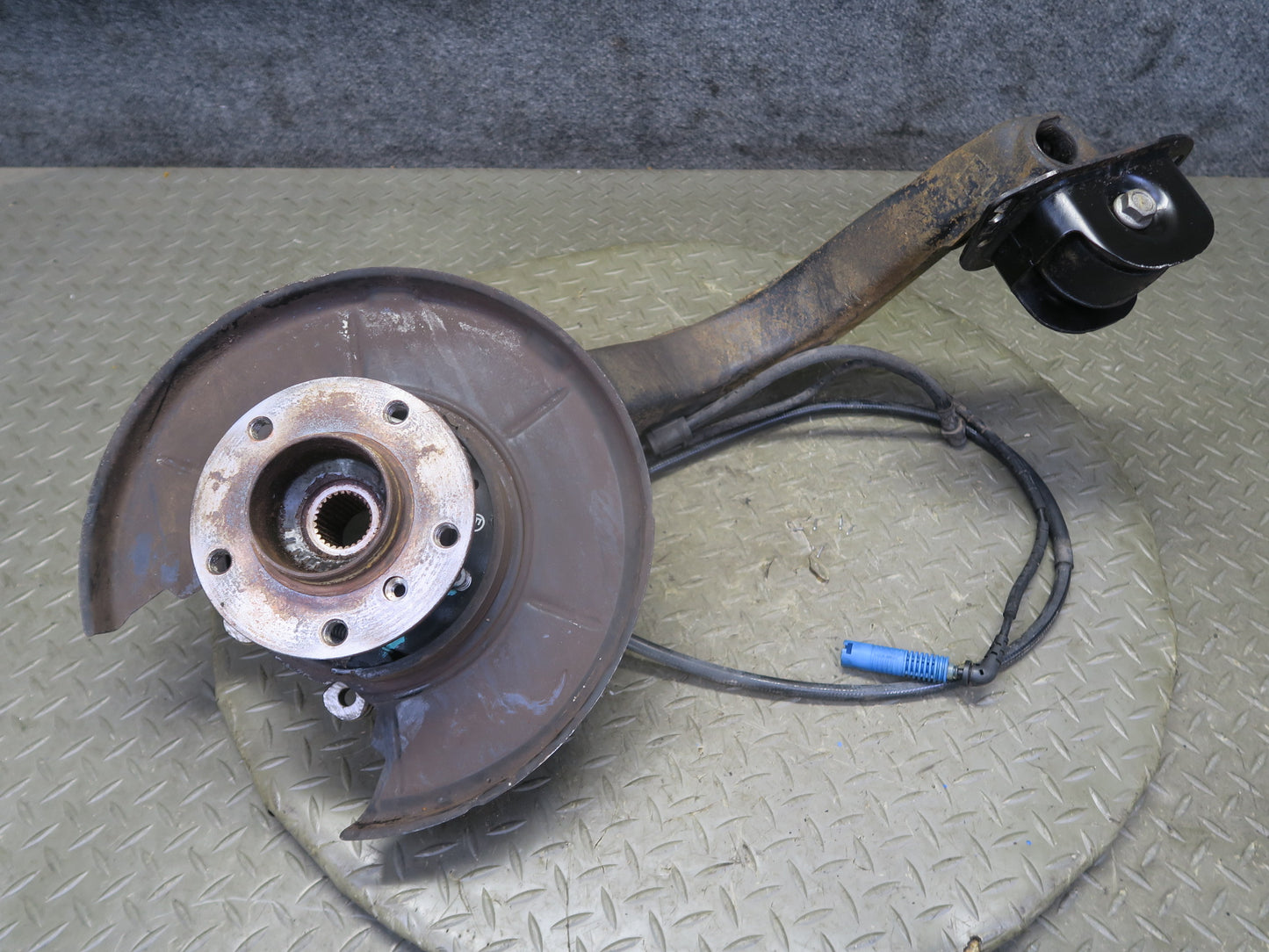 03-08 BMW E85 Z4 RWD Rear Left Spindle Knuckle Trailing Arm Hub Bearing 110K OEM