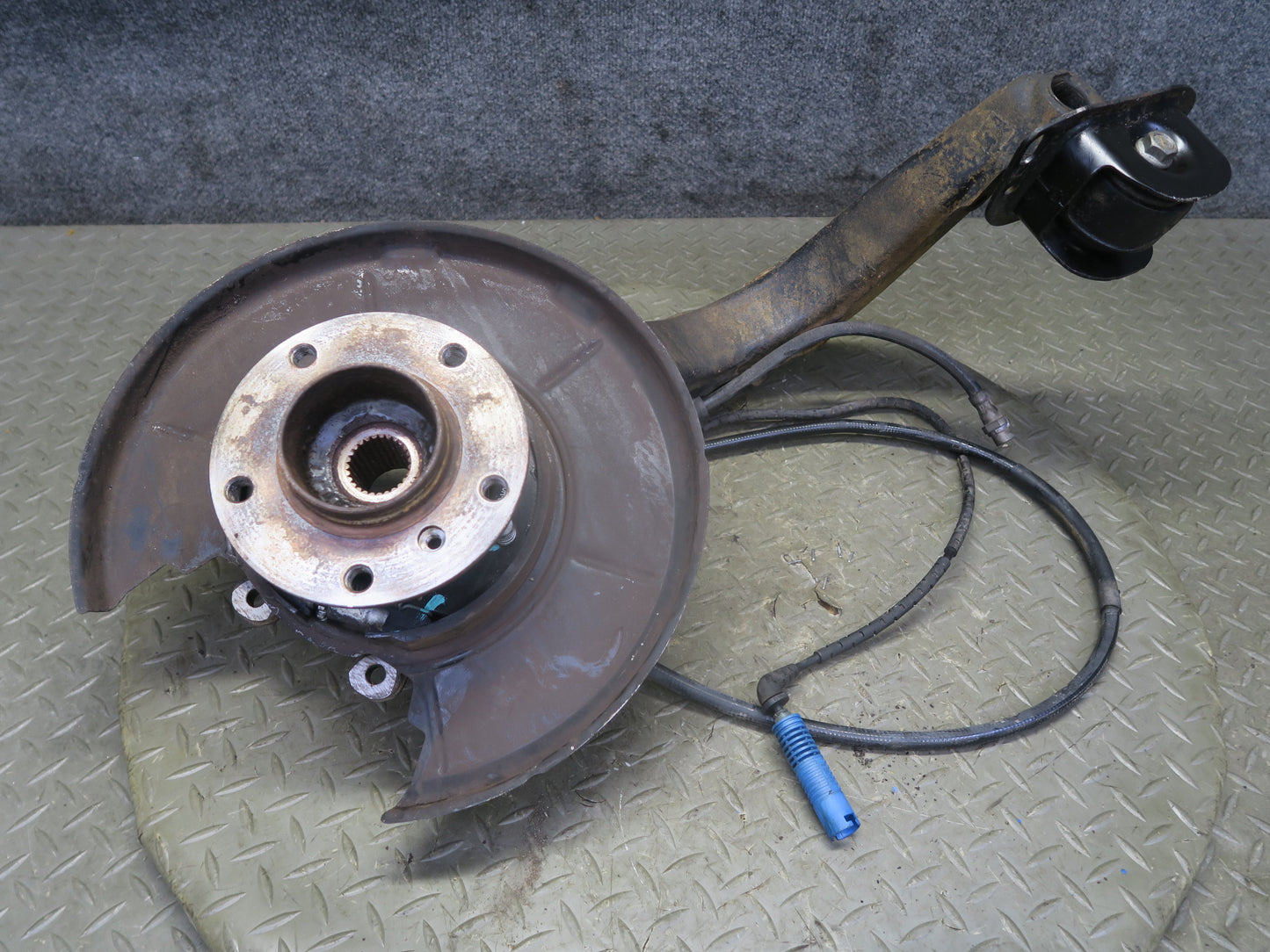 03-08 BMW E85 Z4 RWD Rear Left Spindle Knuckle Trailing Arm Hub Bearing 110K OEM