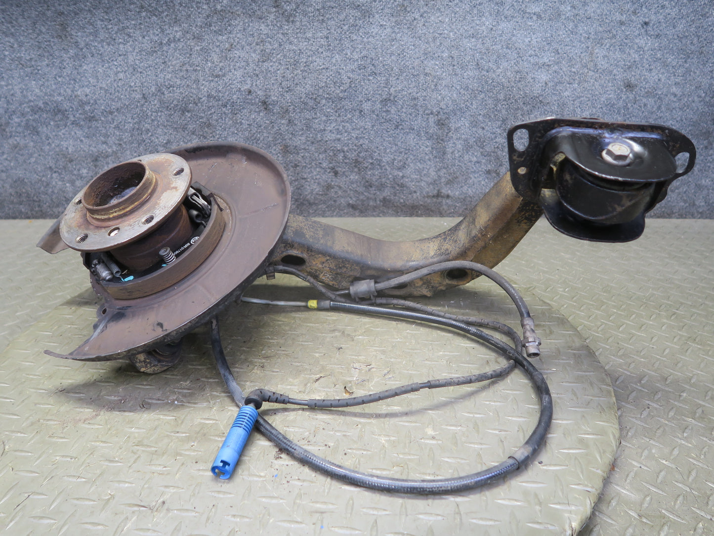 03-08 BMW E85 Z4 RWD Rear Left Spindle Knuckle Trailing Arm Hub Bearing 110K OEM