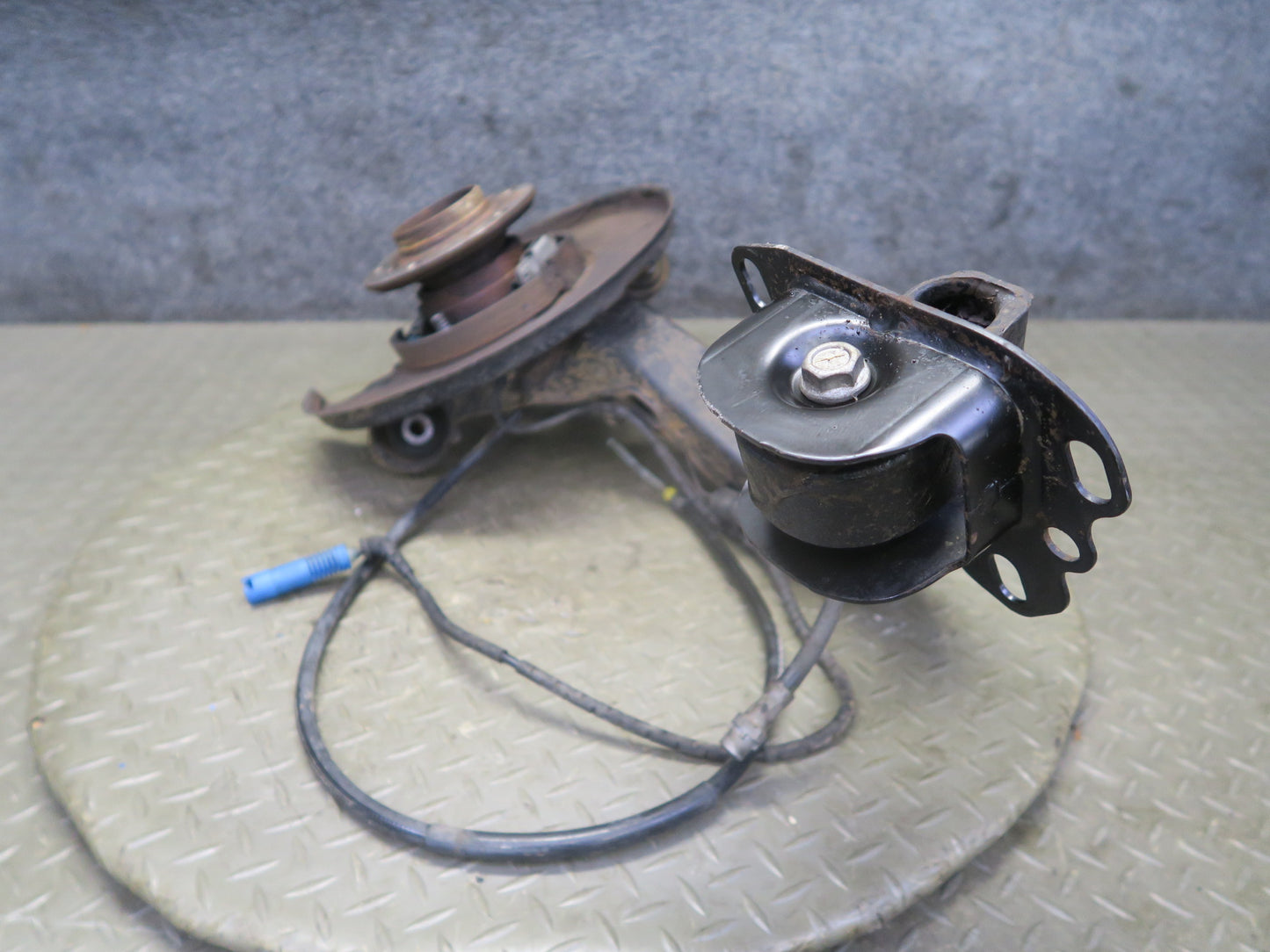 03-08 BMW E85 Z4 RWD Rear Left Spindle Knuckle Trailing Arm Hub Bearing 110K OEM