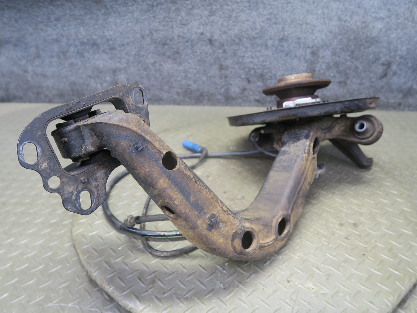 03-08 BMW E85 Z4 RWD Rear Left Spindle Knuckle Trailing Arm Hub Bearing 110K OEM