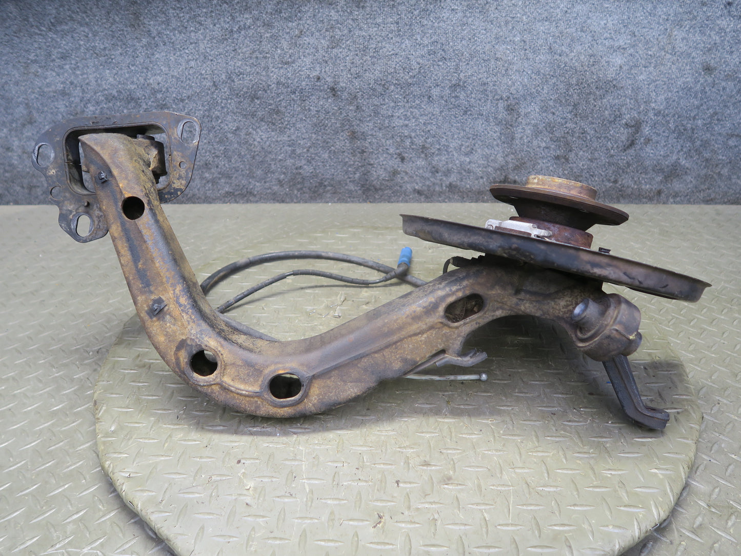 03-08 BMW E85 Z4 RWD Rear Left Spindle Knuckle Trailing Arm Hub Bearing 110K OEM