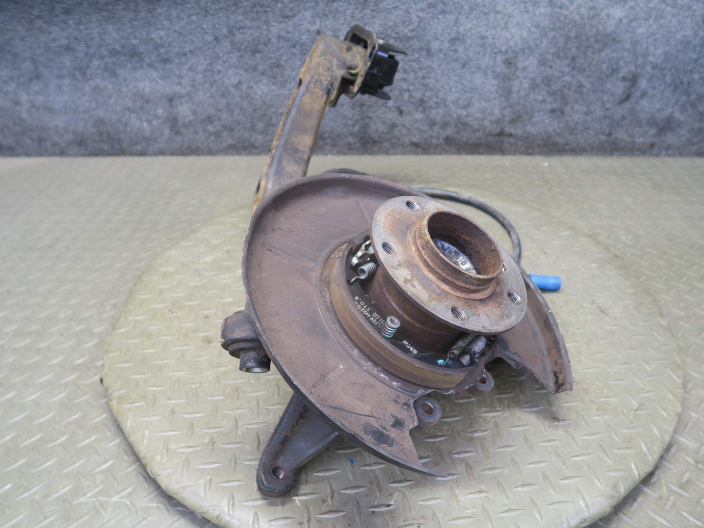 03-08 BMW E85 Z4 RWD Rear Left Spindle Knuckle Trailing Arm Hub Bearing 110K OEM