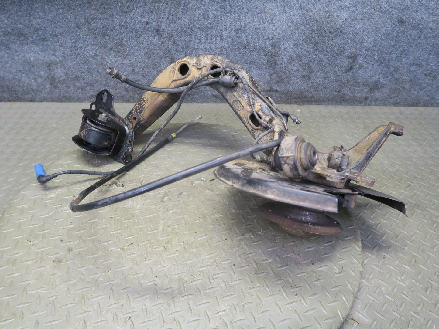 03-08 BMW E85 Z4 RWD Rear Left Spindle Knuckle Trailing Arm Hub Bearing 110K OEM