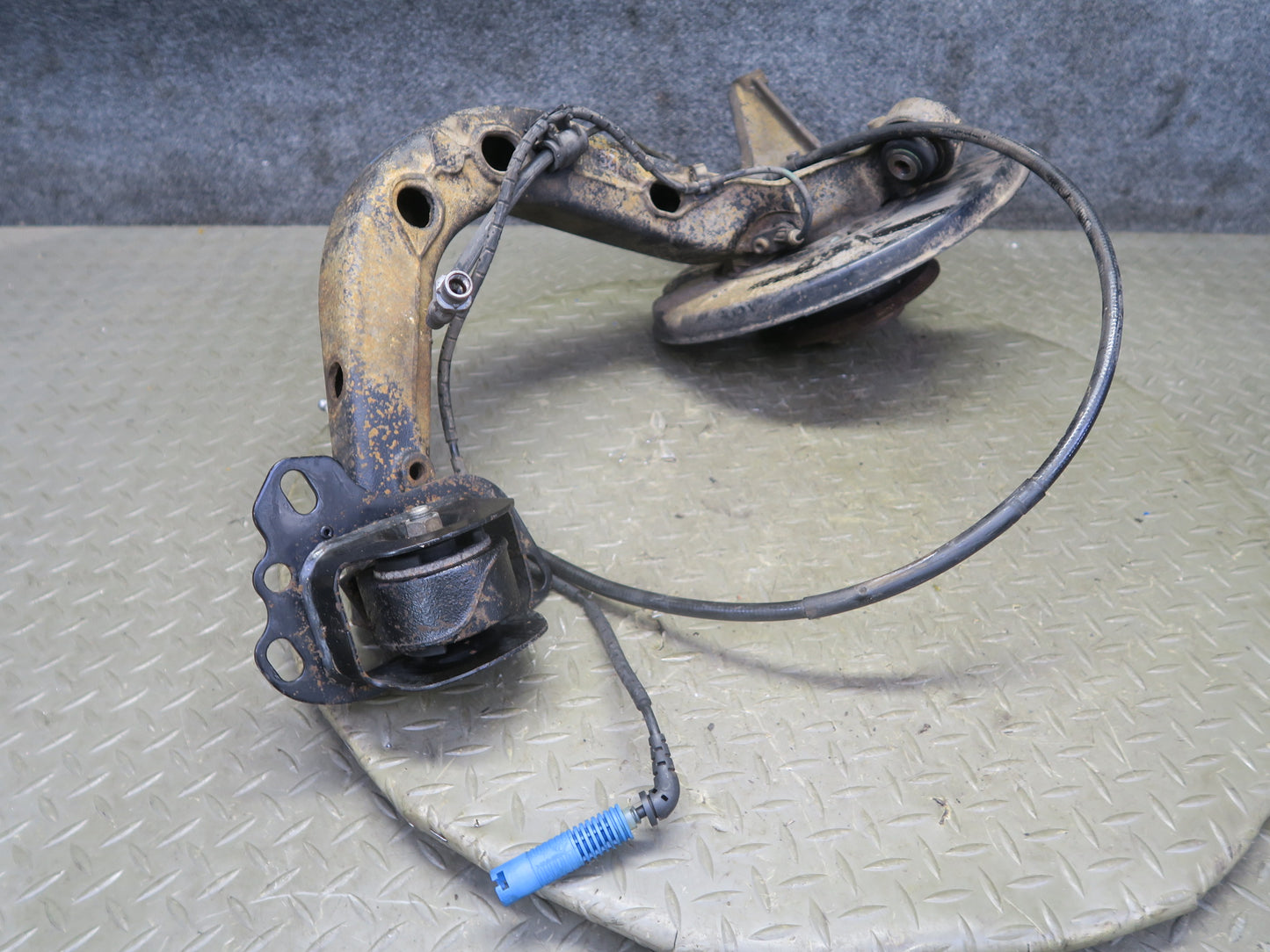 03-08 BMW E85 Z4 RWD Rear Left Spindle Knuckle Trailing Arm Hub Bearing 110K OEM