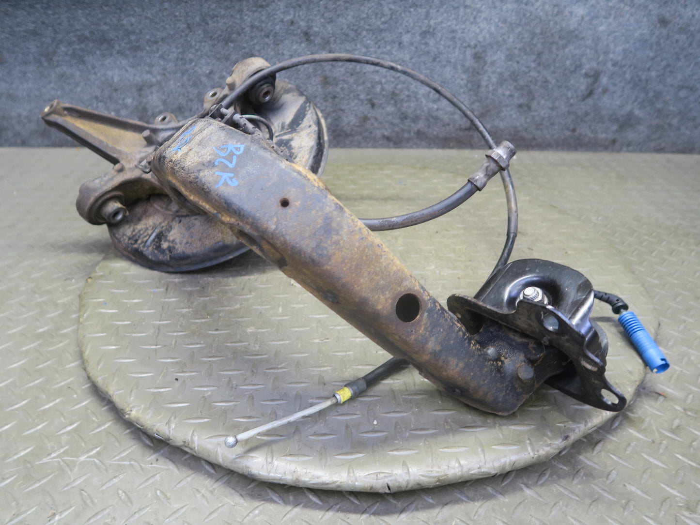 03-08 BMW E85 Z4 RWD Rear Left Spindle Knuckle Trailing Arm Hub Bearing 110K OEM