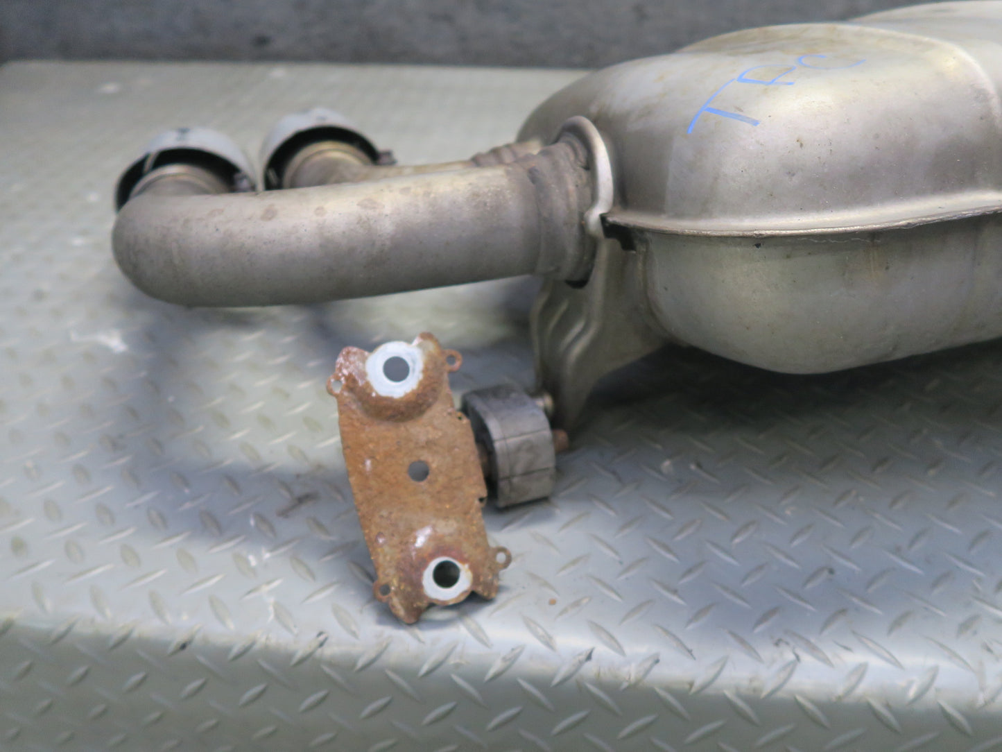 2011-2014 Porsche Cayenne 958 Turbo 4.8L Rear Exhaust Muffler W/ Dual Tips