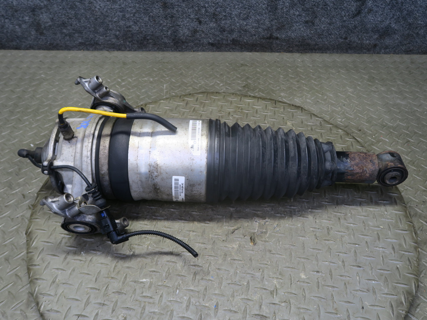 2011-2014 Porsche Cayenne 958 AWD Rear Right Air Spring Strut Shock Absorber