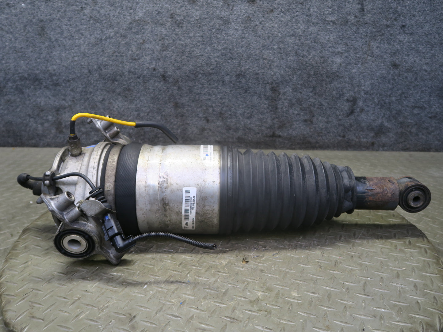 2011-2014 Porsche Cayenne 958 AWD Rear Right Air Spring Strut Shock Absorber