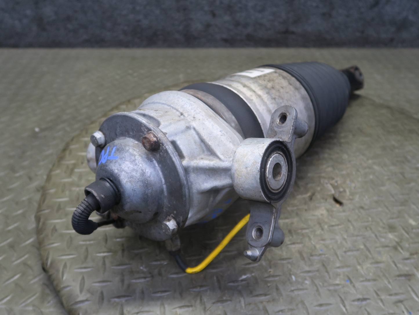 2011-2014 Porsche Cayenne 958 AWD Rear Right Air Spring Strut Shock Absorber