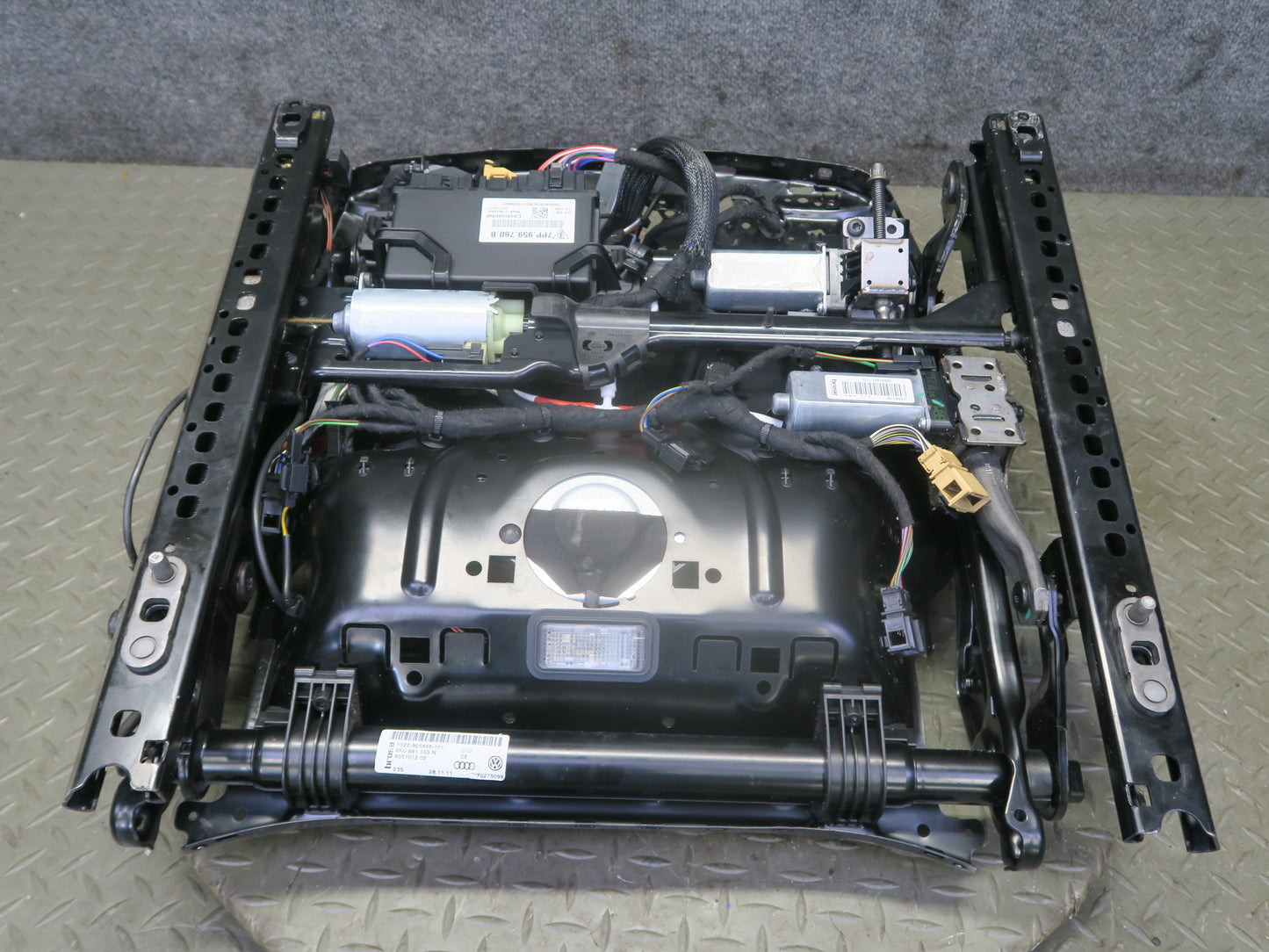 11-18 Porsche Cayenne 958 Front Left Seat Lower Frame Rail Track w Motors
