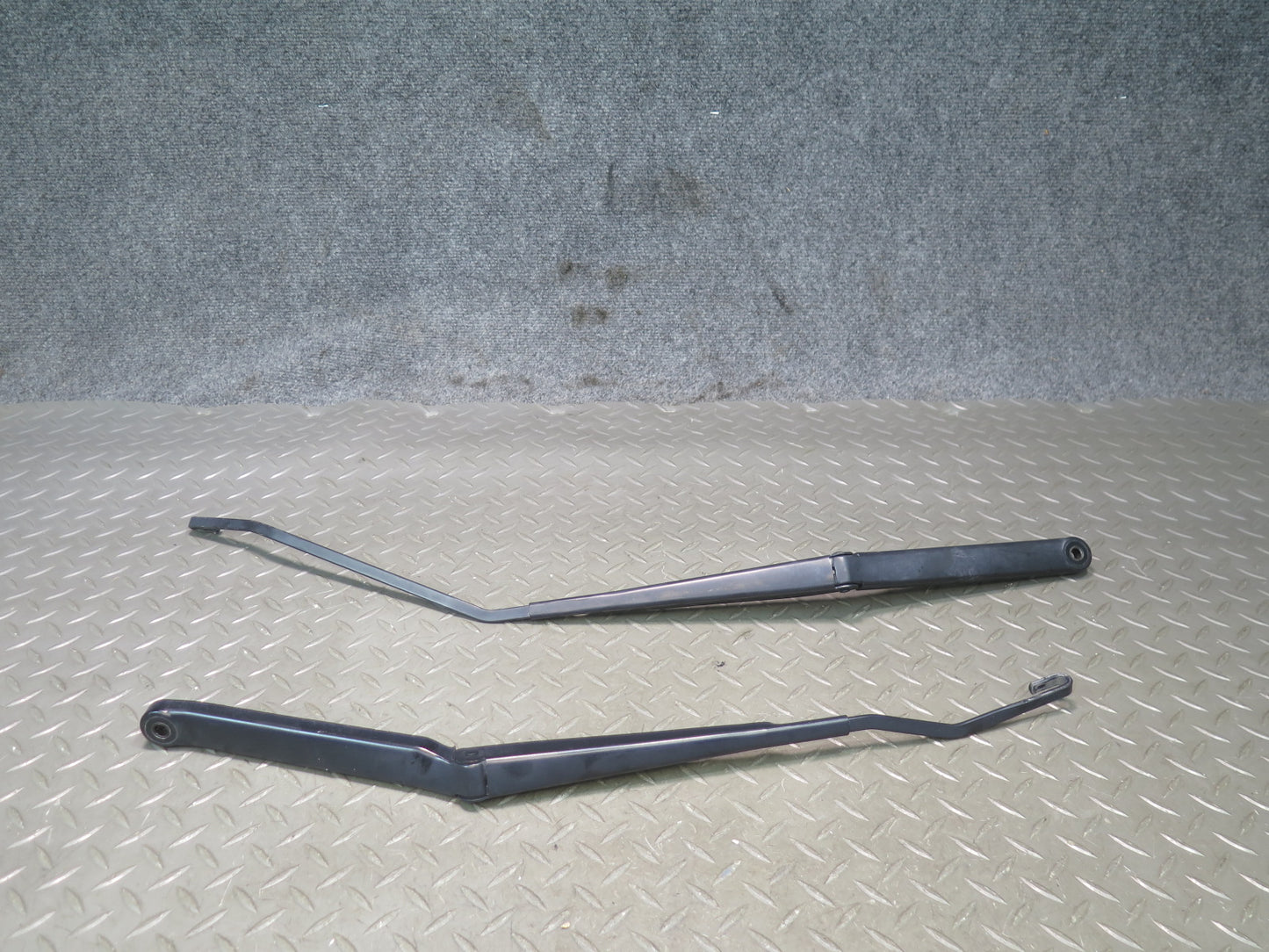 02-05 Ford Thunderbird Set of 2 Front Left & Right Wiper Arm OEM