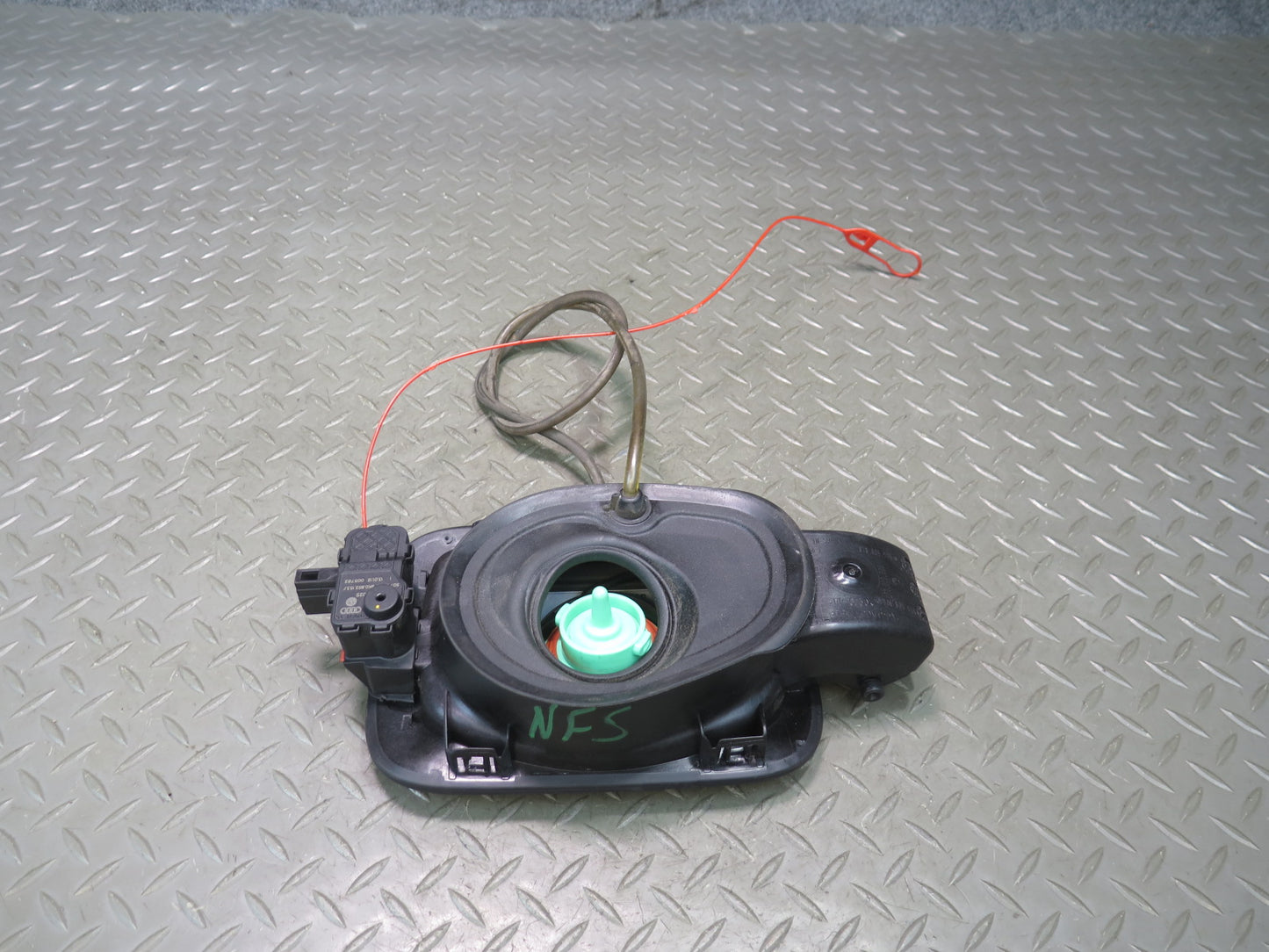 08-17 Audi B8 A5 S5 Fuel Tank Filler Door Lid Cover Hinge Actuator
