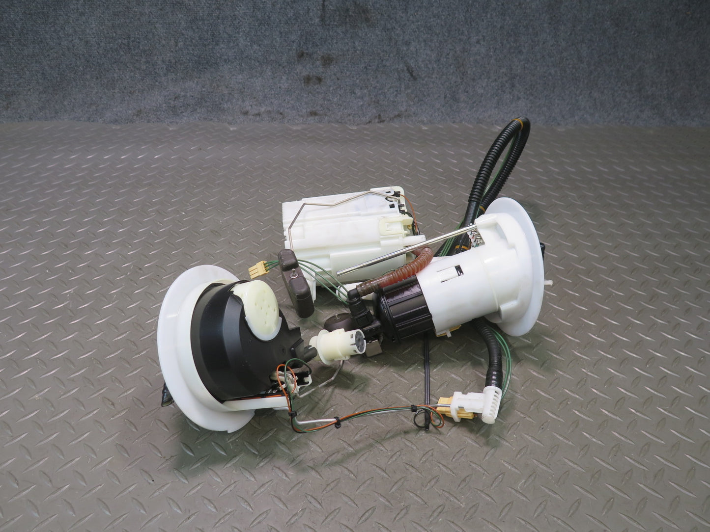 09-12 Audi B8 A5 S5 4.2L Fuel Pump Level Sensor Assembly OEM