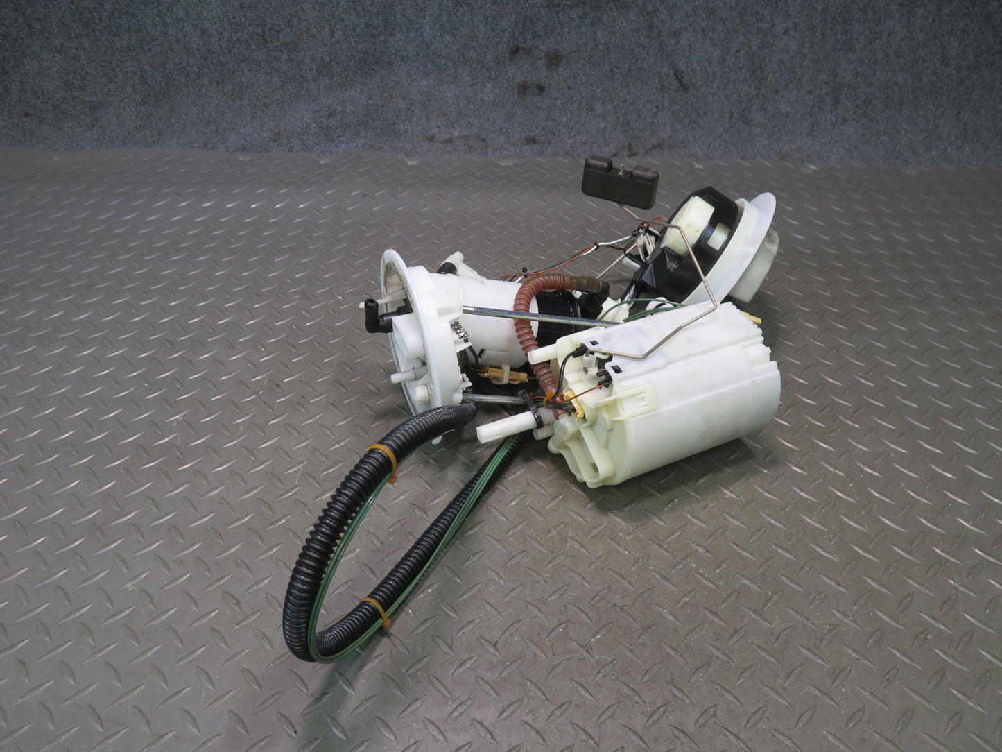 09-12 Audi B8 A5 S5 4.2L Fuel Pump Level Sensor Assembly OEM
